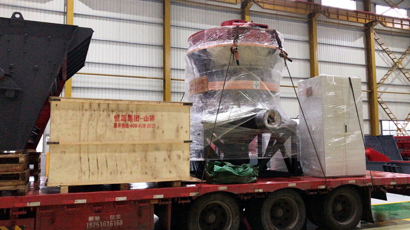 單缸液壓圓錐破碎機(jī)裝車完畢 單缸液壓圓錐破碎機(jī)裝車完畢